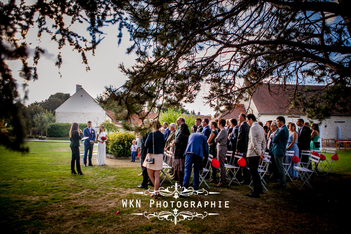 Photographe de mariage à Paris - cérémonie laique dans les jardins de la Vallee aux Pages