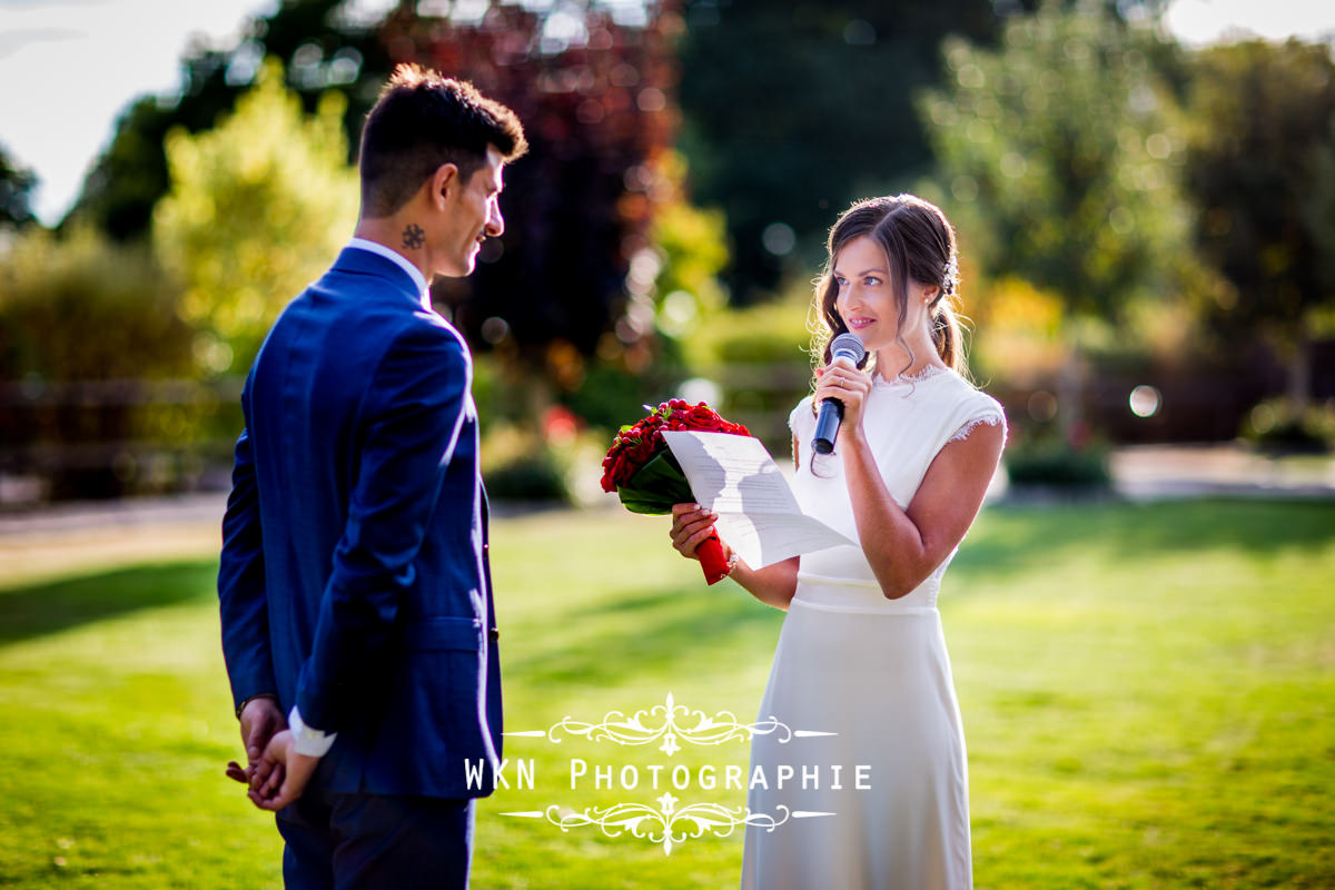 Photographe de mariage à Paris - cérémonie laique dans les jardins de la Vallee aux Pages