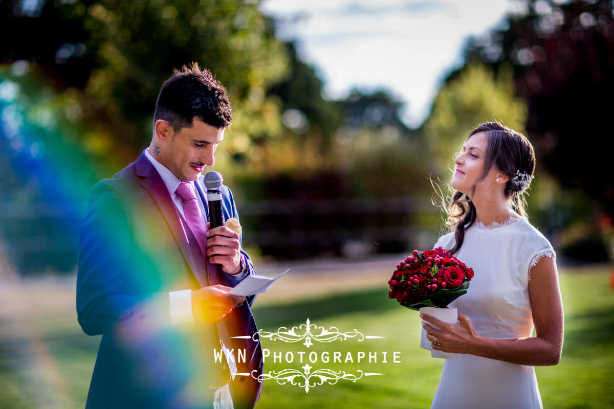 Photographe de mariage à Paris - cérémonie laique dans les jardins de la Vallee aux Pages