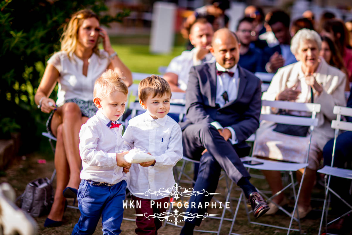 Photographe de mariage à Paris - cérémonie laique dans les jardins de la Vallee aux Pages