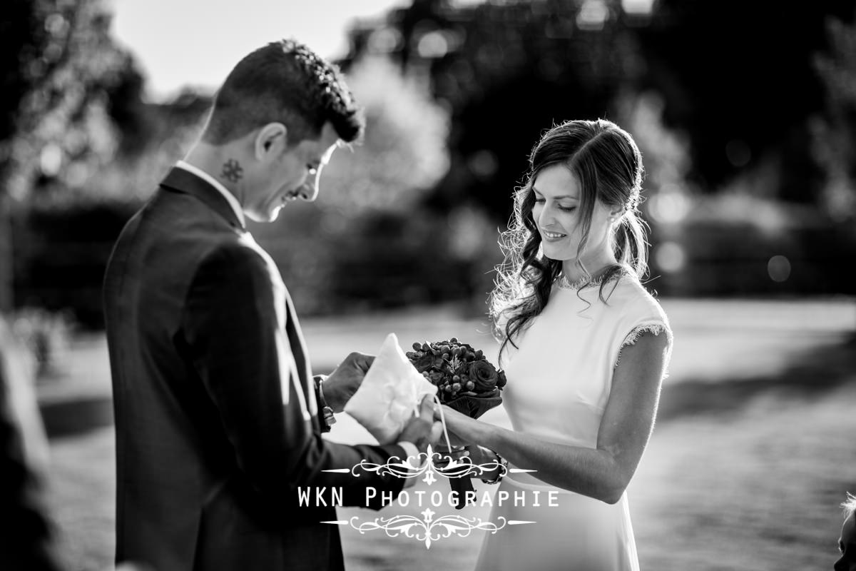 Photographe de mariage à Paris - cérémonie laique dans les jardins de la Vallee aux Pages