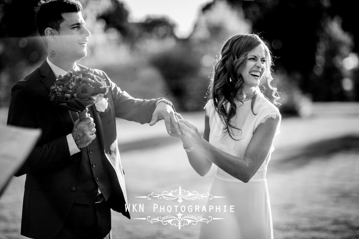 Photographe de mariage à Paris - cérémonie laique dans les jardins de la Vallee aux Pages