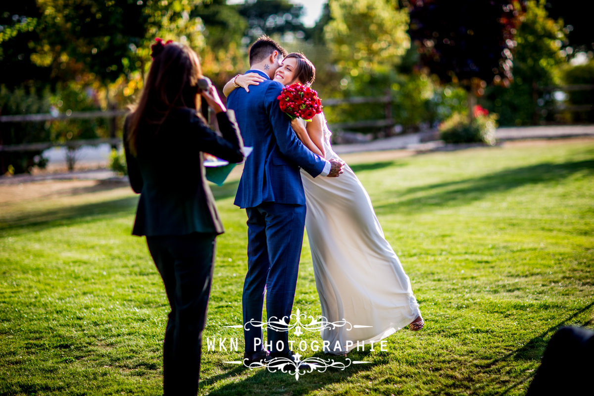 Photographe de mariage à Paris - cérémonie laique dans les jardins de la Vallee aux Pages