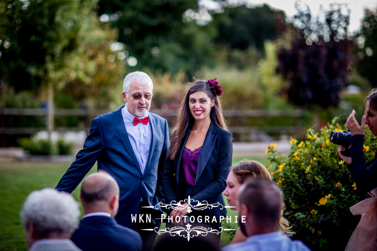 Photographe de mariage à Paris - cérémonie laique dans les jardins de la Vallee aux Pages