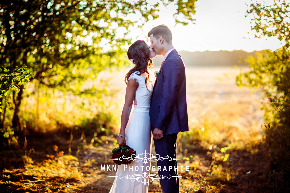 Photographe de mariage à Paris - photos de couple dans les jardins de la Vallee aux Pages