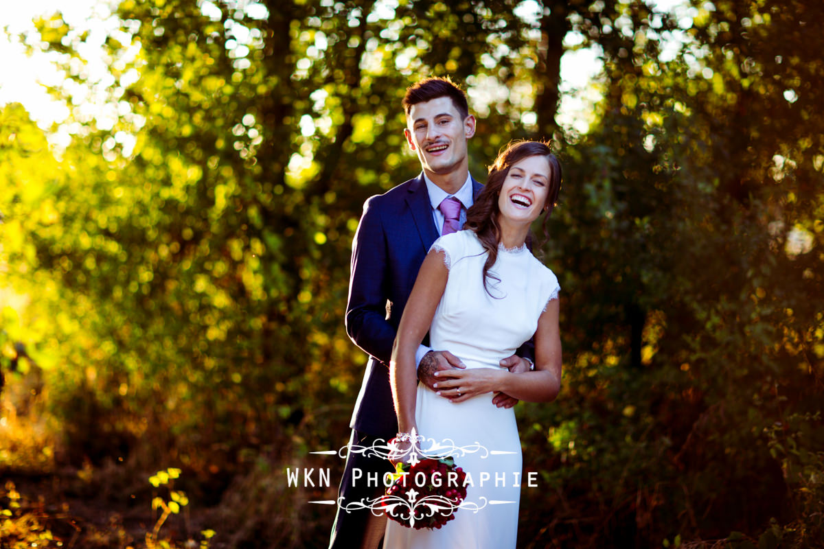 Photographe de mariage à Paris - photos de couple dans les jardins de la Vallee aux Pages