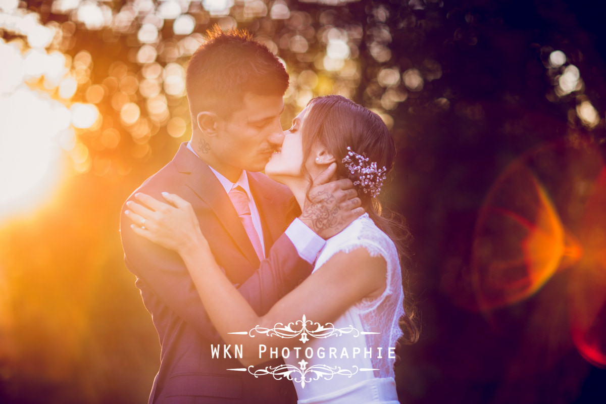 Photographe de mariage à Paris - photos de couple dans les jardins de la Vallee aux Pages