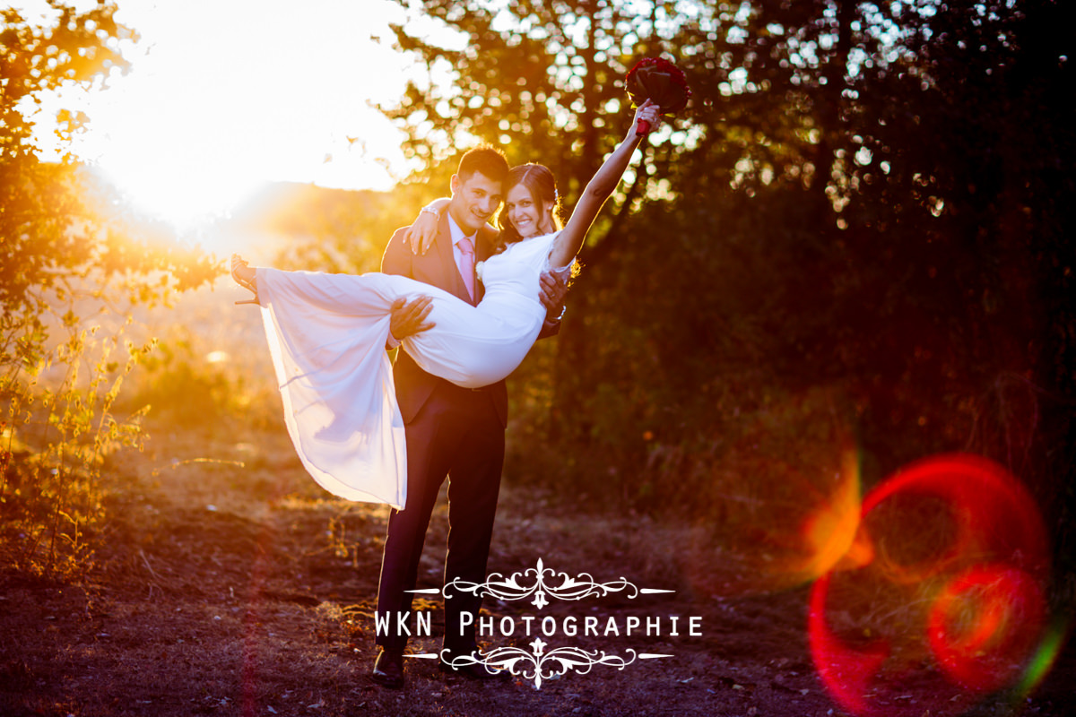 Photographe de mariage à Paris - photos de couple dans les jardins de la Vallee aux Pages