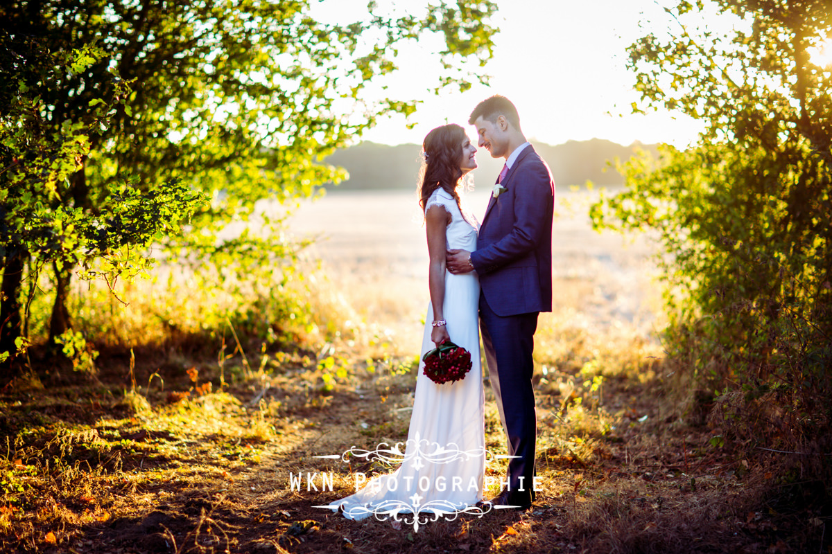 Photographe de mariage à Paris - photos de couple dans les jardins de la Vallee aux Pages