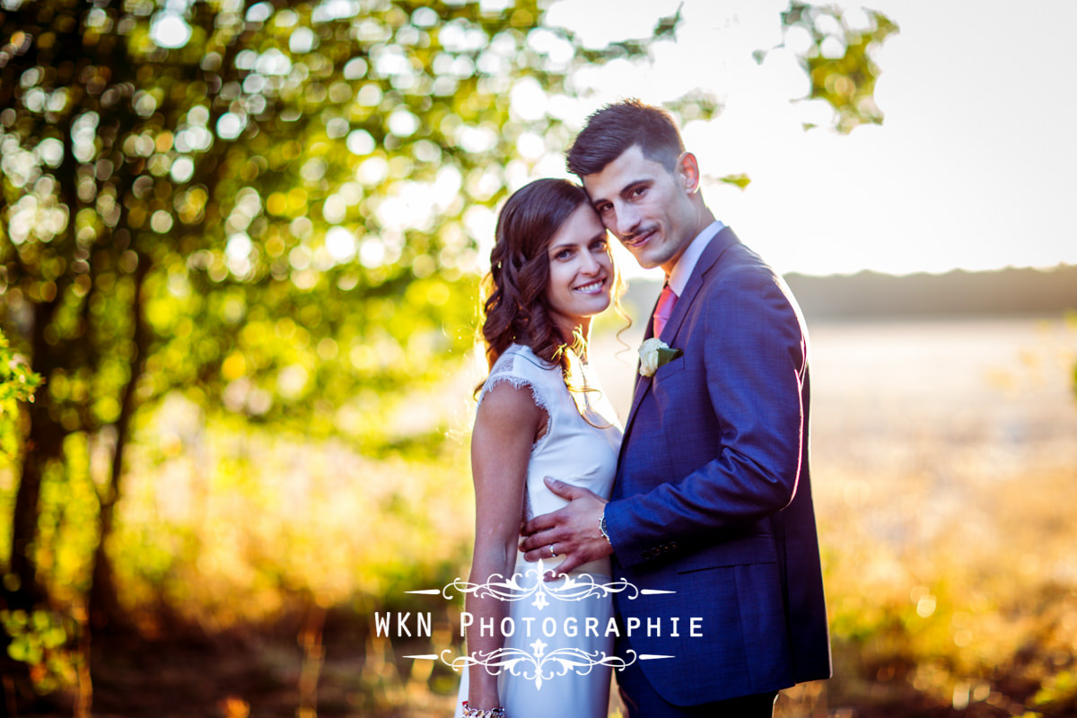 Photographe de mariage à Paris - photos de couple dans les jardins de la Vallee aux Pages