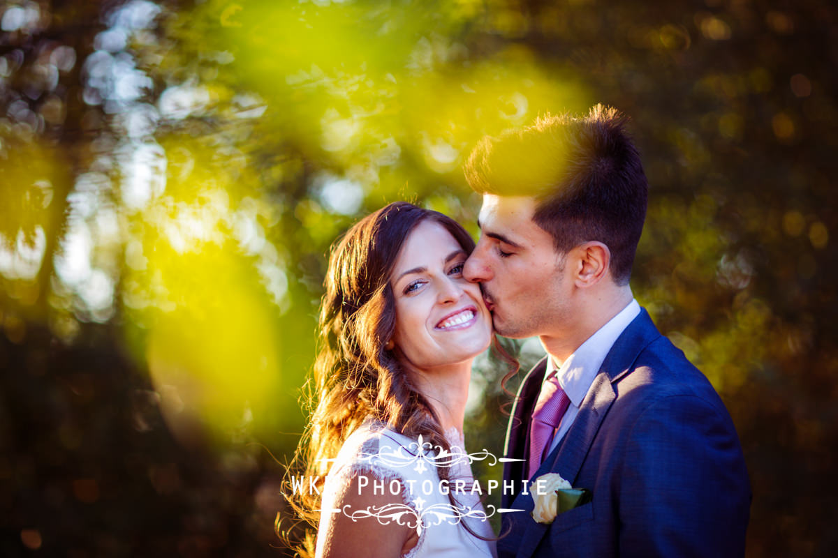 Photographe de mariage à Paris - photos de couple dans les jardins de la Vallee aux Pages