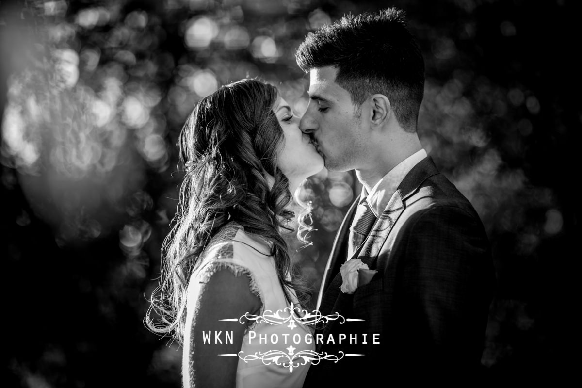 Photographe de mariage à Paris - photos de couple dans les jardins de la Vallee aux Pages