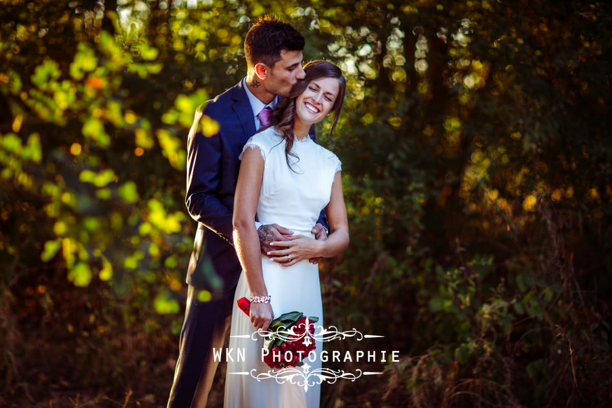 Photographe de mariage à Paris - photos de couple dans les jardins de la Vallee aux Pages