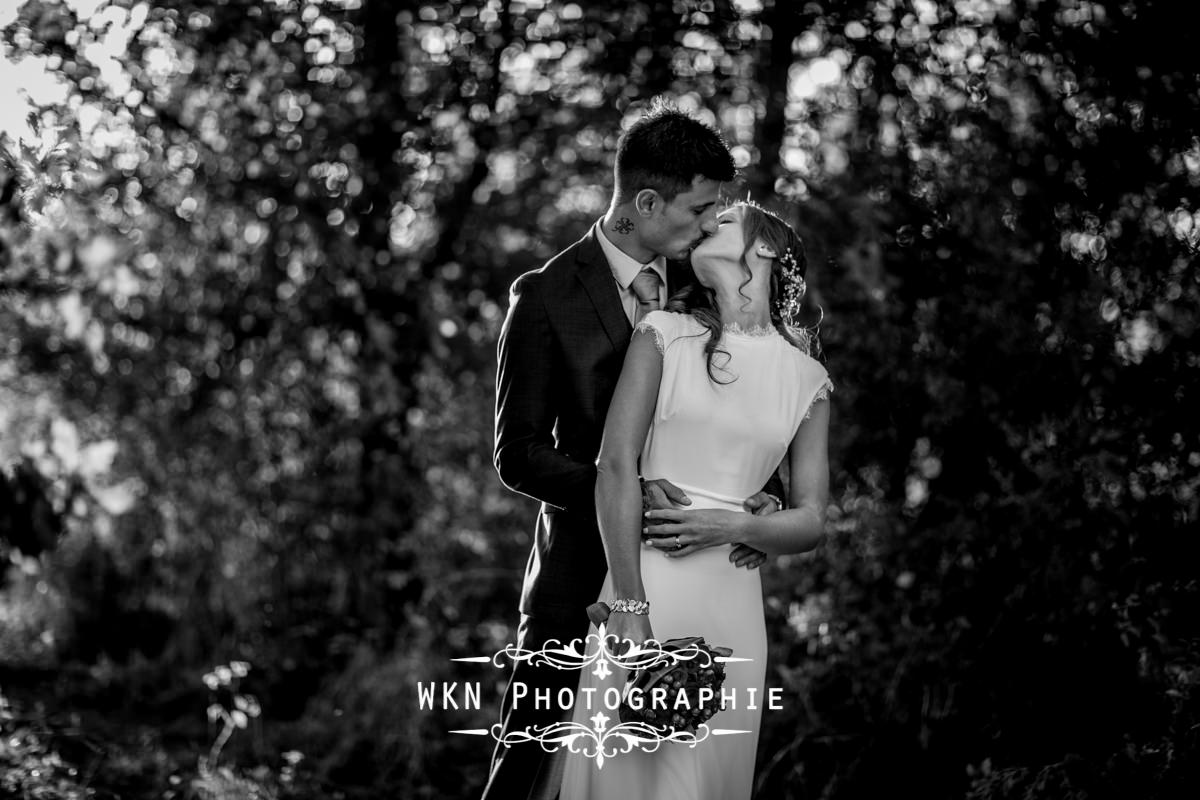 Photographe de mariage à Paris - photos de couple dans les jardins de la Vallee aux Pages