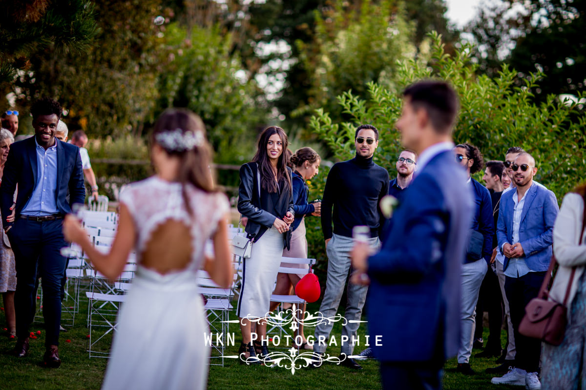 Photographe de mariage à Paris - cérémonie laique dans les jardins de la Vallee aux Pages