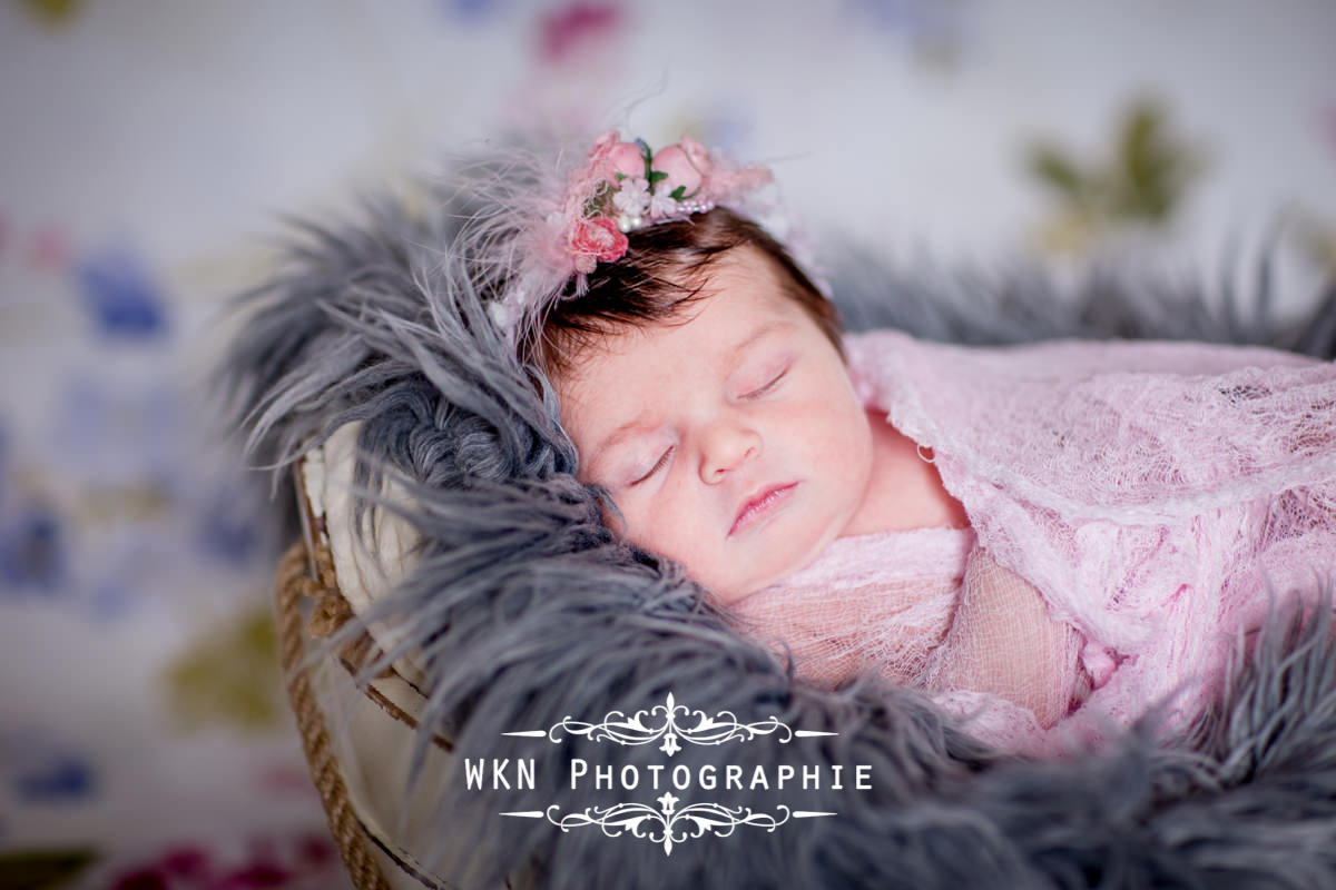 Photographe de nouveau-ne Paris - seance photo de naissance en studio a Paris