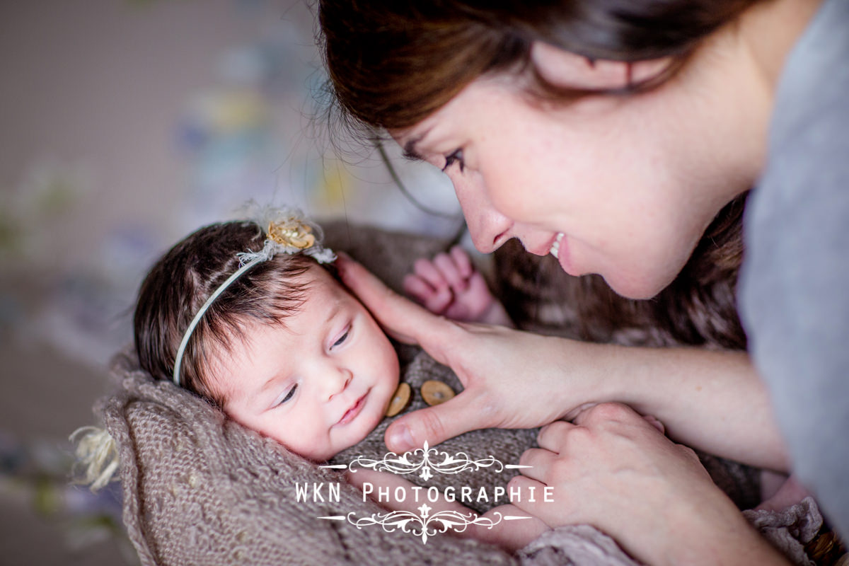 Photographe de nouveau-ne Paris - seance photo de naissance en studio a Paris