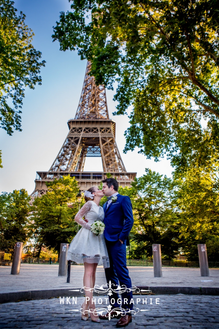 Seance photo de couple au pied de la tour Eiffel a Paris - photographe de mariage