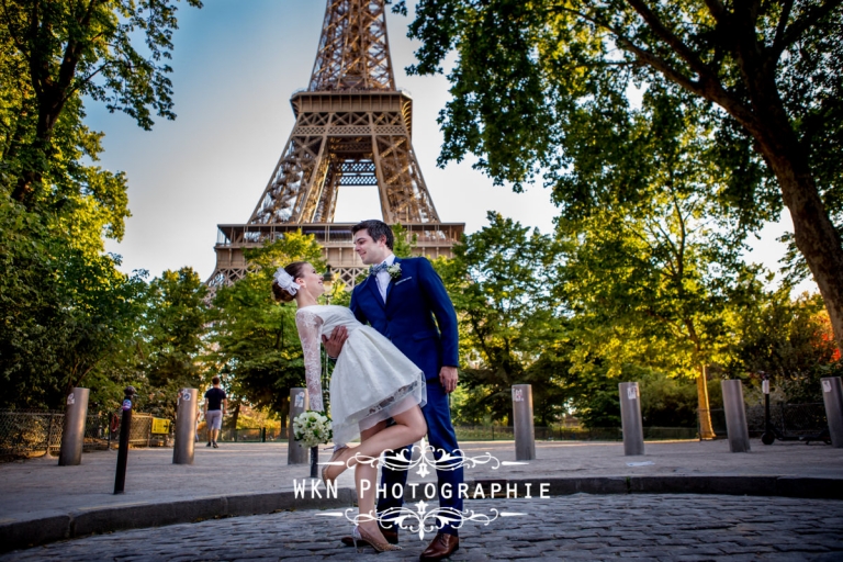 Seance photo de couple au pied de la tour Eiffel a Paris - photographe de mariage