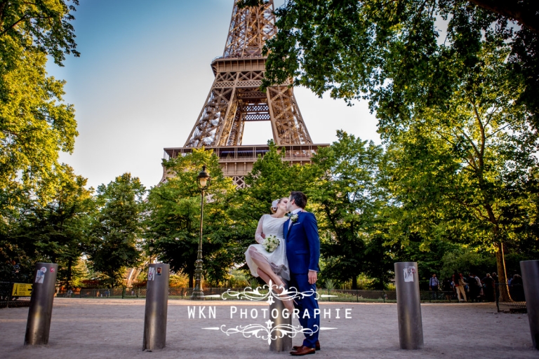 Seance photo de couple au pied de la tour Eiffel a Paris - photographe de mariage
