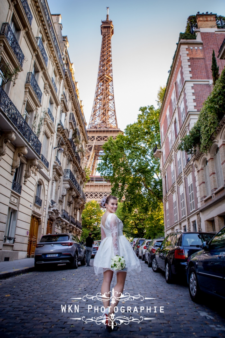 Seance photo de couple au pied de la tour Eiffel a Paris - photographe de mariage
