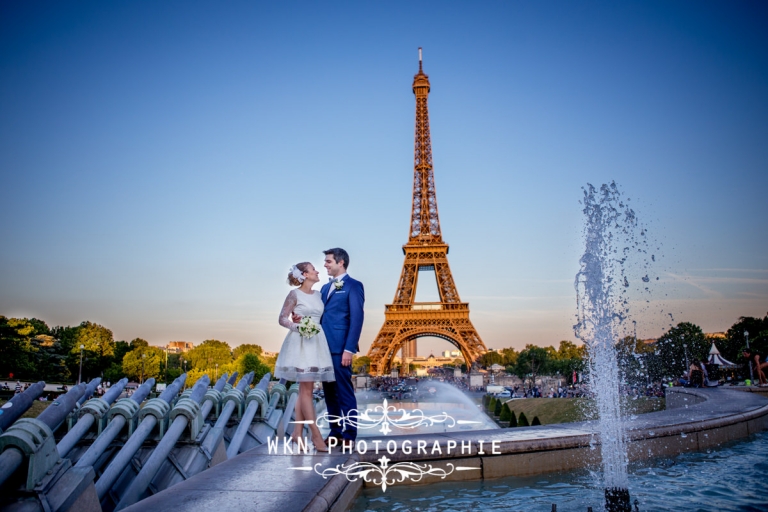 Seance photo de couple au pied de la tour Eiffel a Paris - photographe de mariage