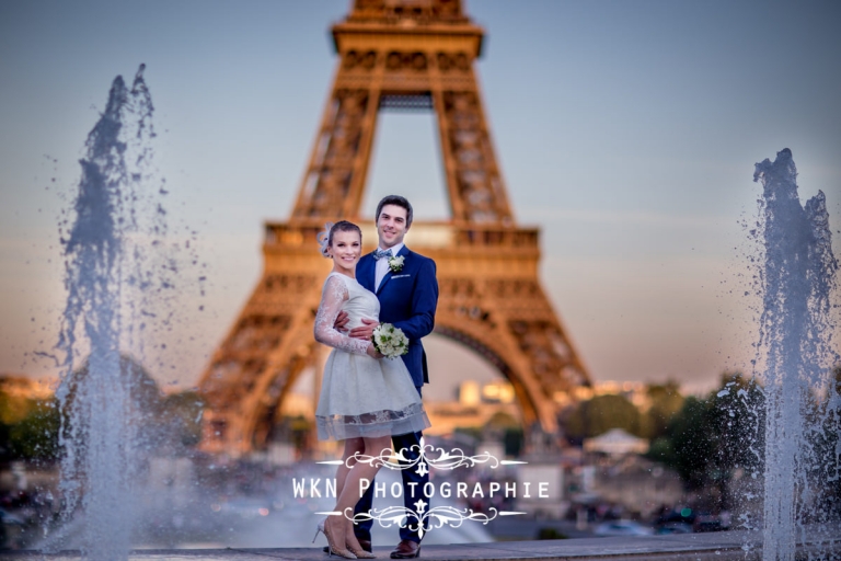Seance photo de couple au pied de la tour Eiffel a Paris - photographe de mariage