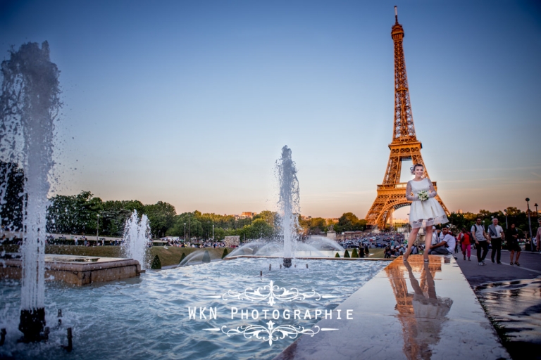Seance photo de couple au pied de la tour Eiffel a Paris - photographe de mariage