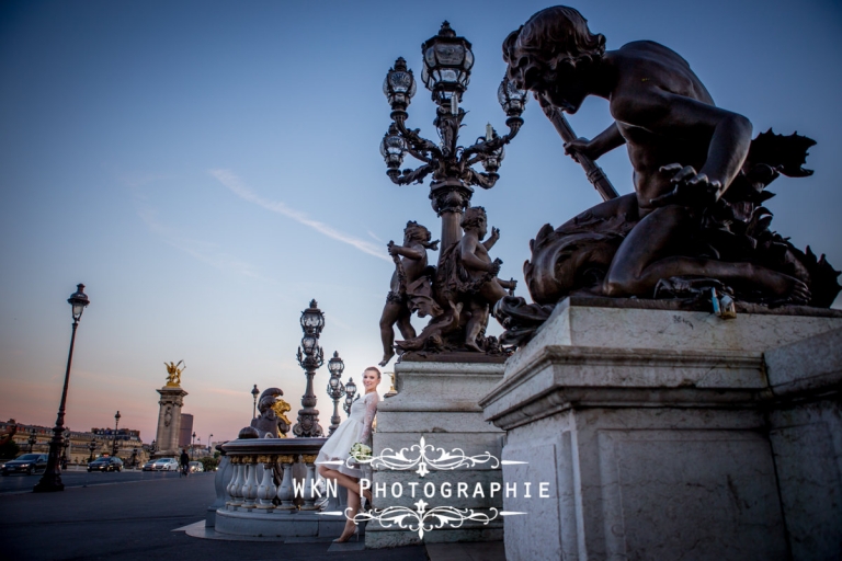Seance photo de couple au pied de la tour Eiffel a Paris - photographe de mariage