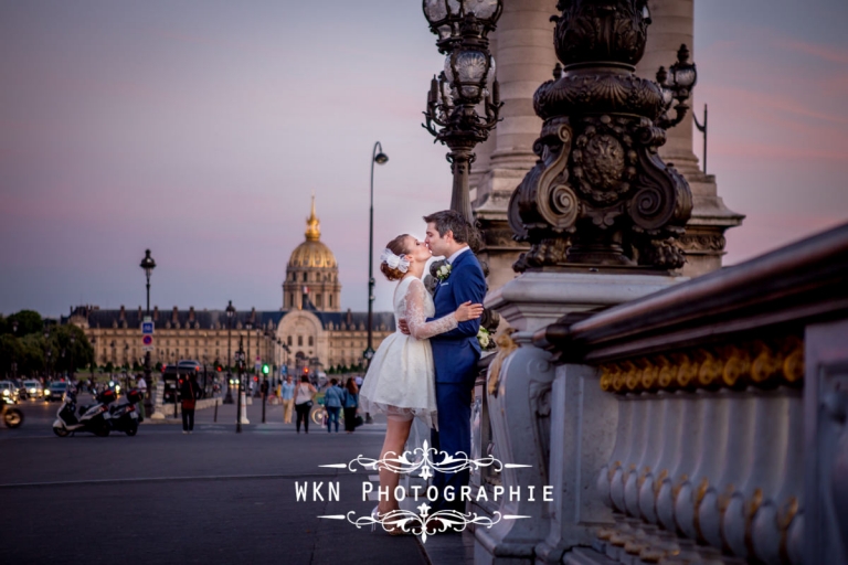 Seance photo de couple au pied de la tour Eiffel a Paris - photographe de mariage