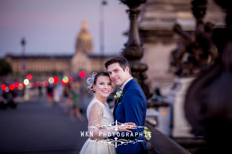 Seance photo de couple au pied de la tour Eiffel a Paris - photographe de mariage