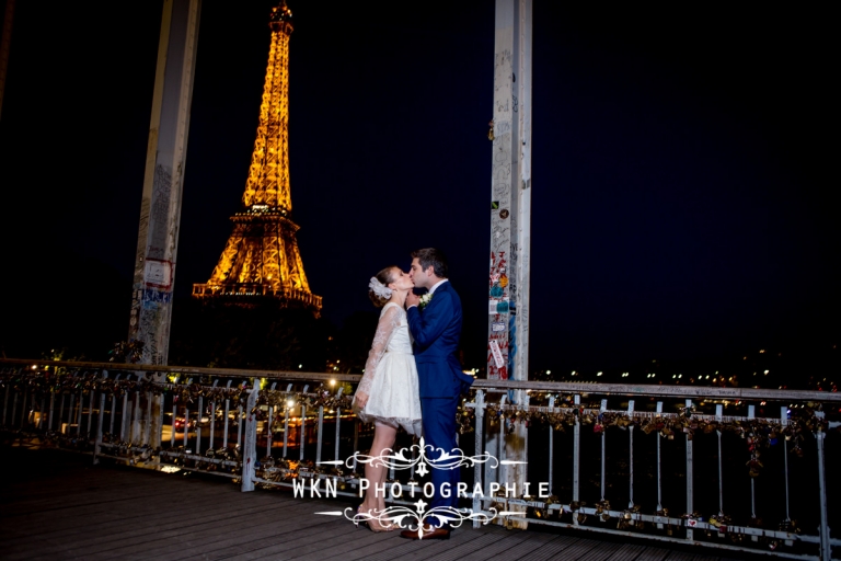 Seance photo de couple au pied de la tour Eiffel a Paris - photographe de mariage