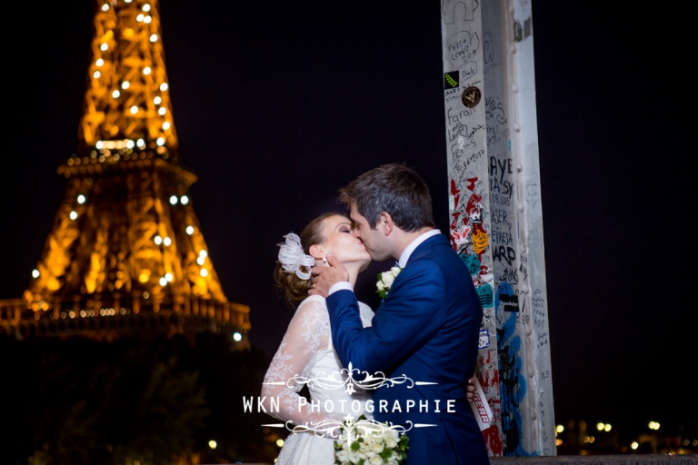 Seance photo de couple au pied de la tour Eiffel a Paris - photographe de mariage