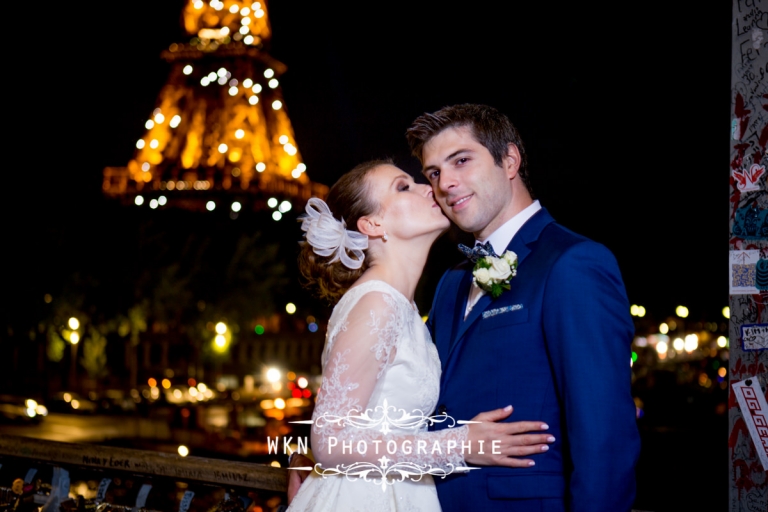 Seance photo de couple au pied de la tour Eiffel a Paris - photographe de mariage