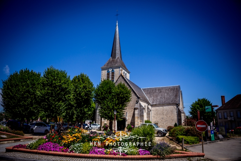 L'église de Theillay, baignée de lumière, pendant la cérémonie de mariage de Claire et Corentin.