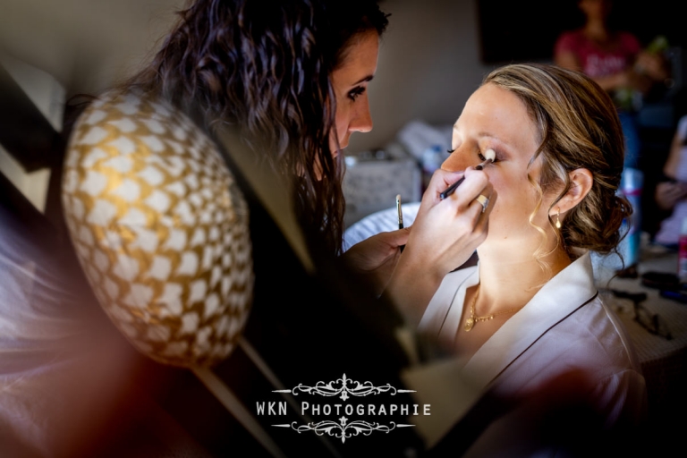 Le maquillage de Claire, délicatement appliqué avant son mariage aux Écuries de Rivaulde.