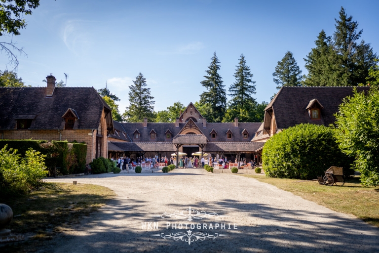 Les Écuries de Rivaulde pendant le vin d'honneur, un cadre champêtre et chaleureux pour célébrer l'amour de Claire et Corentin.
