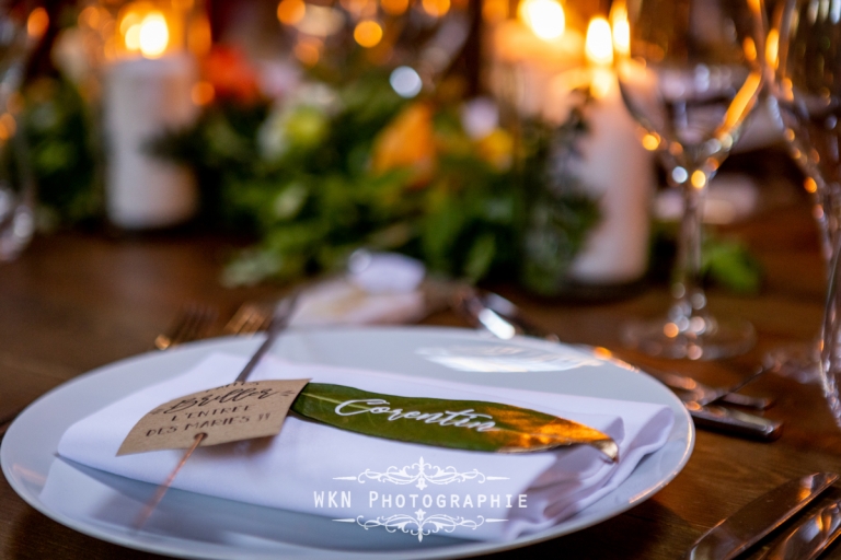 Détails des assiettes de mariage, ornées de décoration florale et accompagnées de petites touches élégantes pour un mariage champêtre.